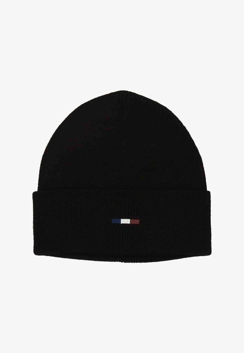 Fekete, bordázott kötött sapka hajtott gallérral, az elülső középen egy kis vízszintes csíkos logóval kékkel, fehérrel és pirossal.