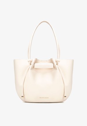 Bolso tote de cuero crema con asas largas, detalles de cordón y texto del logo en tono dorado en la parte inferior central.