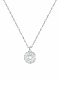 Sudraba kaklarota ar savītu ķēdes dizainu. Tajā ir apaļš piekariņš ar sarežģītu saules stars rakstu un centrālo pērli.