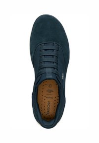 Sneaker blu scuro con texture in suede, design con lacci elasticizzati e soletta perforata con accenti marroni. Include dettagli di branding grigi.
