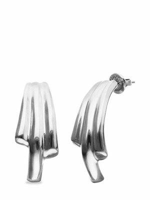 Boucles d'oreilles clous en métal argenté incurvé avec un design sculptural plié et une finition polie, présentées sous des angles de face et de côté.