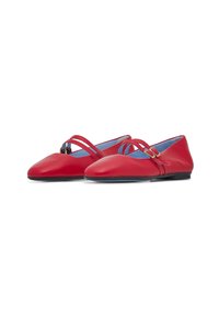 Chaussures en cuir rouge avec une semelle plate, un bout arrondi et deux lanières décoratives sur le cou-de-pied, avec une doublure intérieure bleue.