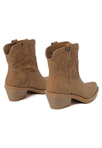 Stivali da cowboy in suede marrone con motivo floreale cucito, punta arrotondata e tacco impilato marrone chiaro. Presentano linguette per una facile calzata.