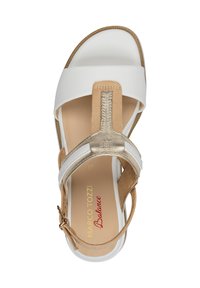 Sandalo bianco e beige con una fascia dorata metallica. Presenta una soletta imbottita e una fibbia regolabile alla caviglia. Materiali in pelle liscia e suede.