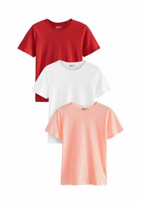 Trzy t-shirty z krótkim rękawem: czerwony, biały i w paski w kolorze brzoskwiniowym. Wykonane z miękkiej bawełny, z okrągłymi dekoltami i standardowym krojem.