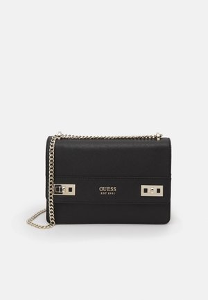 Borsa a tracolla in pelle sintetica nera con texture, catena argentata, accessori in tonalità oro e logo. Presenta un risvolto con doppio gancio.