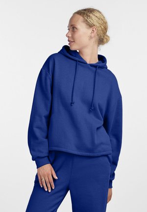 Hanorac albastru cu glugă, confecționat dintr-un material moale, cu buzunar frontal tip poștaș, șnururi reglabile și mansete cu model canalé. Design scurt.