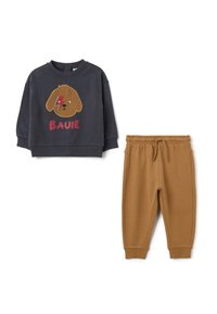 Sudadera gris oscura con gráfico de perro y texto "BAUIE", combinada con pantalones de chándal marrón claro con cintura elástica. Mezcla de algodón suave.