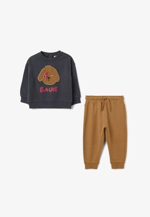 Sudadera gris oscura con gráfico de perro y texto "BAUIE", combinada con pantalones de chándal marrón claro con cintura elástica. Mezcla de algodón suave.