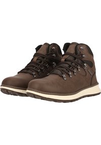Braune Wanderstiefel aus Leder mit Metallösen, strukturierten Einsätzen und schwarzen Schnürsenkeln. Dicke weiße und braune Gummisohle für Traktion. Robuste Bauweise.