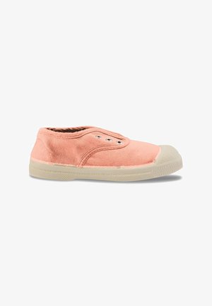 Chaussure en toile rose à enfiler avec semelle et bout en caoutchouc beige, trois œillets en métal et design à coupe basse.