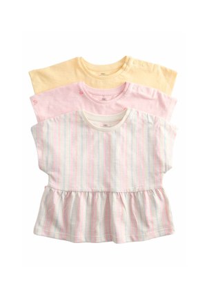 Drie baby tops met korte mouwen in pastelgeel, roze met kleine bloemenprints en wit met roze en blauwe verticale strepen, allemaal met drukknopen op de schouders.