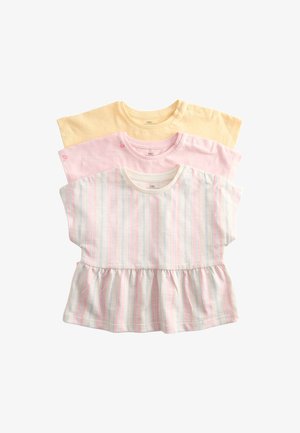 Drei kurzärmelige Baby-Oberteile in Pastellgelb, Pink mit kleinen Blumenmustern und Weiß mit rosa und blauen vertikalen Streifen, alle mit Druckknöpfen an den Schultern.