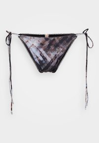 Bikini hlačke z vezavo na vsakem boku, ki imajo večbarvni abstraktni vzorec na črni podlagi in dekorativni valoviti rob.