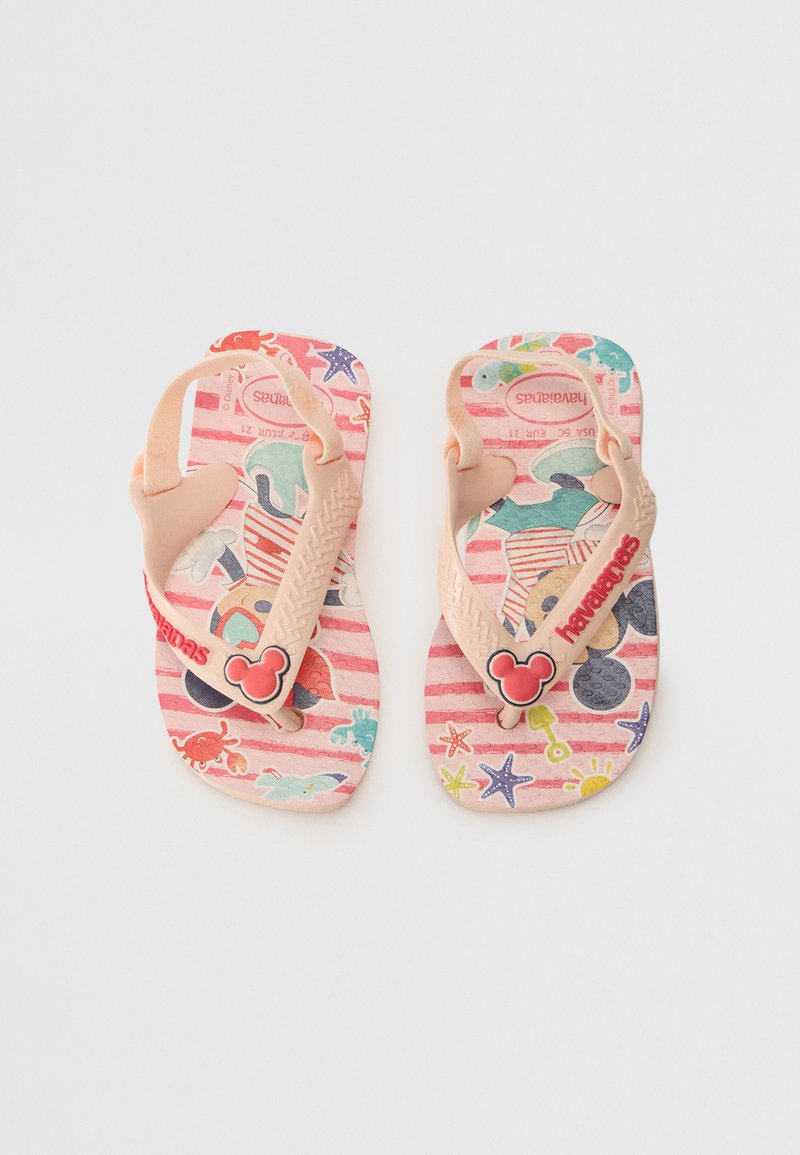 Chinelos rosa e multicoloridos com uma palmilha estampada apresentando gráficos temáticos do oceano e uma alça texturizada, com a marca "Havaianas".