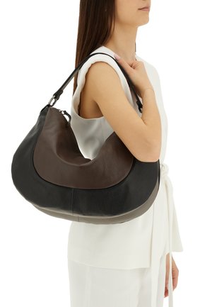 Borsa hobo caratterizzata da una combinazione di pelle nera, marrone scuro e taupe, con una finitura texturizzata e una sola tracolla nera.