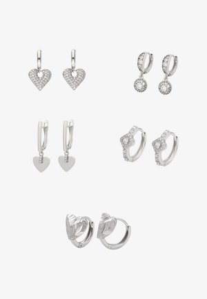 Set zilveren oorbellen met hart- en cirkelvormige ontwerpen, versierd met heldere kristallen, met diverse vormen en texturen.