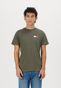 Tommy Jeans - SLIM ESSENTIAL FLAG TEE - T-shirts print - fatigue green Miniaturebillede 1