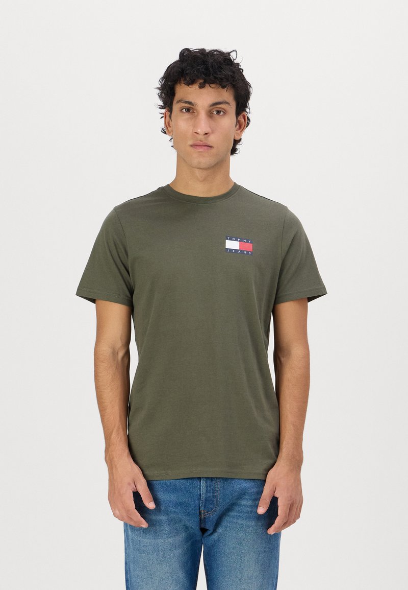 Tommy Jeans - SLIM ESSENTIAL FLAG TEE - T-shirts print - fatigue green, Forstør