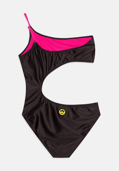 Svart en-skulder baddräkt med rosa foder, utskuren sida och ett runt gult tassavtryck som accent. Tillverkad av ett mjukt, elastiskt material.