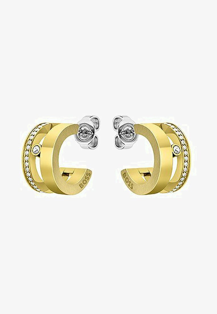 Los pendientes de aro en tono dorado presentan un diseño de doble banda con un acabado suave, acentuado por una fila de cristales transparentes y herrajes plateados.