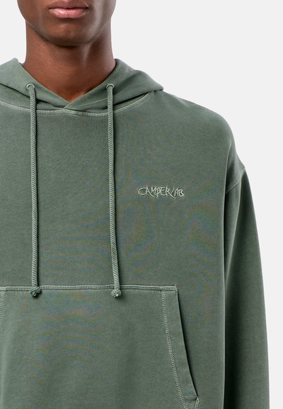 Felpa verde in cotone con cappuccio regolabile, tasca a marsupio e logo ricamato discreto sul petto. Design informale con una texture morbida.