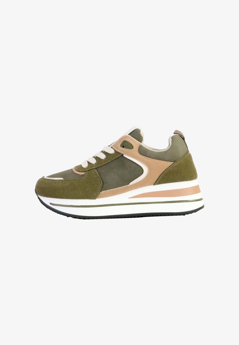 Baskets en daim vert et mesh avec des lacets blancs, accent en beige clair et une épaisse semelle blanche avec une subtile bande rose.