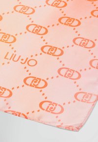 Pañuelo de seda con un fondo degradado en tonos rosa y un patrón repetido de logo naranja con acentos en forma de diamante. El nombre de la marca "LIU JO" está impreso de forma destacada.