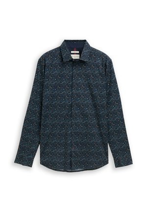 Granatowa koszula na długi rękaw zapinana na guziki, z wielokolorowym kwiatowym wzorem i spiczastym kołnierzem, rozłożona na płasko na białym tle.