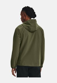 Under Armour STRETCH - Cortaviento - marine od green