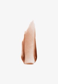 Échantillon cosmétique crème marron avec une finition brillante, présentant une texture striée et des bords lisses et effilés. L'arrière-plan est blanc uni.
