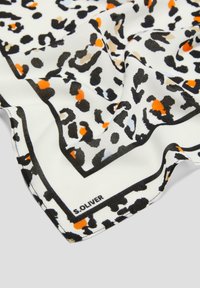 Schal mit Leopardenmuster in Weiß, mit schwarzen, orangefarbenen und beigefarbenen Flecken. Abgeschlossen mit einem schwarzen Rand und dem Etikett "S. OLIVER."