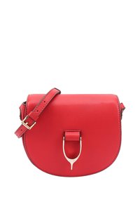 Rode leren crossbody tas met een gebogen vorm, een sluiting van goudkleurig beslag en een verstelbare schouderband. Soepele textuur met minimale details.