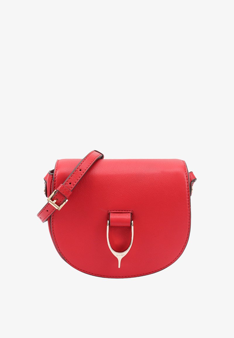 Sac bandoulière en cuir rouge avec une forme courbée, un fermoir en métal doré et une bandoulière ajustable. Texture lisse avec un minimum de détails.
