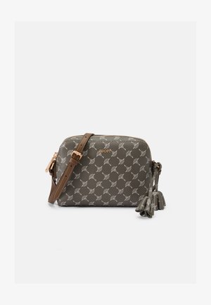 Borsa a tracolla grigia con motivo e tracolla marrone, dotata di chiusura con zip e nappine decorative. Marchio visibile sul davanti.