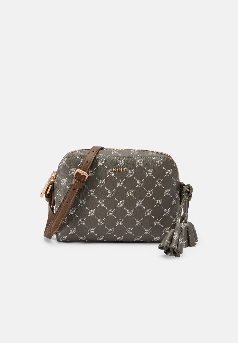 Borsa a tracolla grigia con motivo e tracolla marrone, dotata di chiusura con zip e nappine decorative. Marchio visibile sul davanti.