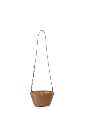 Bolso bandolera de cuero marrón con parte superior estrecha, base más ancha, correa larga ajustable y tachuelas metálicas verticales en el centro delantero.