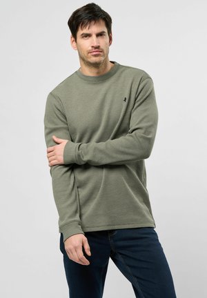 Groen langemouwen crewneck shirt met een gestructureerd patroon, voorzien van geribde boorden en een klein logo op de linkerkant van de borst. Gecombineerd met donkere jeans.