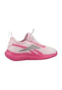 Zapatilla deportiva de malla blanca con suela rosa, acentos rosas y logo gris. Presenta un diseño tipo slip-on con una lengüeta en el talón.
