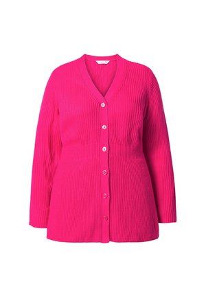 Lys pink ribbet strik cardigan med lange ærmer, V-hals og syv frontknapper, vist på en hvid baggrund.