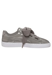 Basket basse grise brillante avec de gros lacets tressés noués en grand nœud, et semelle en caoutchouc blanc texturé.