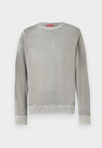 Pulover gri deschis cu guler rotund, mâneci lungi, mansete și tiv cu dungi. Fabricat dintr-un material moale, cu o textură netedă. Prezintă un eticheta de brand vizibilă.