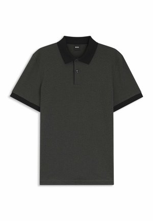 Donkergroen poloshirt met een gestructureerde stof, zwarte kraag en zwarte manchetten. Voorzien van drie knopen onder de kraag.
