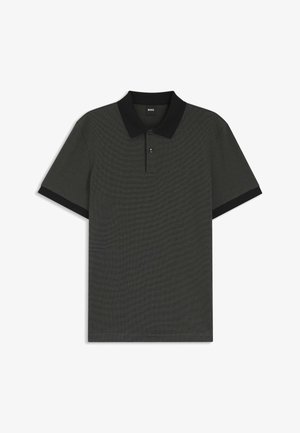 Donkergroen poloshirt met een gestructureerde stof, zwarte kraag en zwarte manchetten. Voorzien van drie knopen onder de kraag.