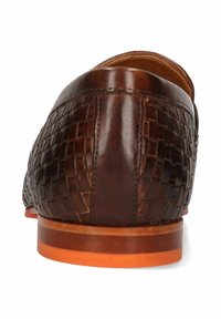 Brune vævede læder loafers med en glat finish, der har en kontrasterende orange sål og en afrundet bagklap.