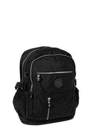 Sac à dos noir en tissu texturé avec plusieurs compartiments zippés, un logo circulaire et des bretelles réglables.