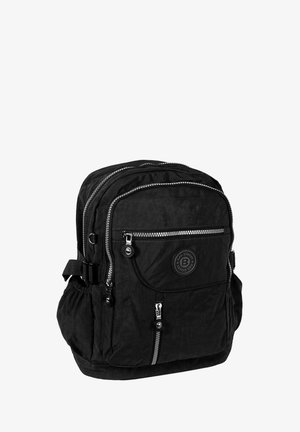 Sac à dos noir en tissu texturé avec plusieurs compartiments zippés, un logo circulaire et des bretelles réglables.