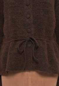 Cárdigan de punto marrón y suave, con cinco botones y una cintura ceñida, que presenta una textura suave y un diseño de dobladillo peplum.