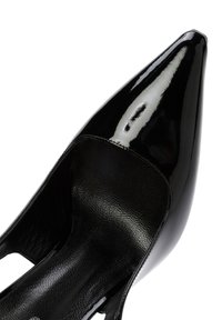 Decolleté in pelle verniciata nera con punta affusolata, dotato di un taglio laterale aperto e una soletta texturizzata. Finitura liscia e lucida senza decorazioni visibili.