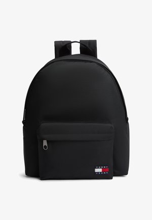 Zwarte rugzak met voorvak met ritssluiting, gevoerde schouderbanden en een kleine Tommy Jeans-logo patch in de rechterbenedenhoek.